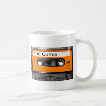 Café orange de cassette des années 80 d'étiquette tasses