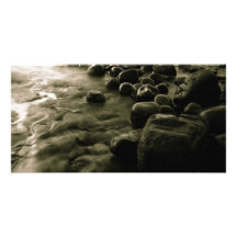 Cailloux noirs et blancs près de l'eau photocarte