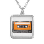 Cassette orange des années 80 d'étiquette pendentif