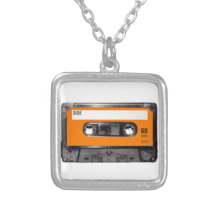 Cassette orange des années 80 d'étiquette pendentif