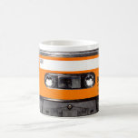 Cassette orange des années 80 d'étiquette tasse à café