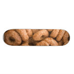 Centaines d'anneaux de céréale de chocolat planches à roulettes customisées