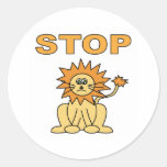 Cessez de se trouver (le lion) adhésif rond