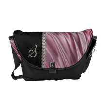 Chaîne rose, noire, argentée sombre, monogramme besaces