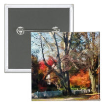 Chambre avec la clôture en automne badges avec agrafe