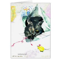 chat avec le ruban et le papier d'emballage cartes