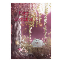 Chat blanc d'invitation sur l'oscillation d'arbre
