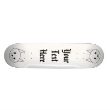Chat blanc plateaux de skateboards