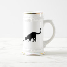 Chat curieux avec la souris tasses