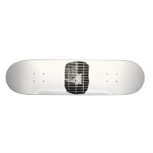 Chat derrière des barres avec le minou moyen ouver plateau de skate
