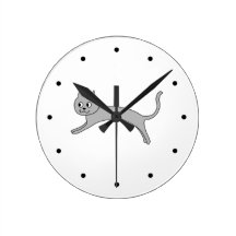 Chat gris sautant horloges murales