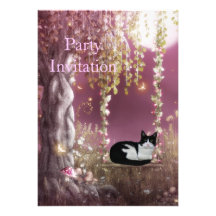 Chat noir et blanc d'invitation sur l'oscillation 