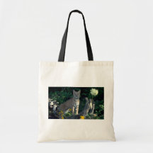 Chat sauvage dans les marguerites et l'herbe d'our sacs de toile