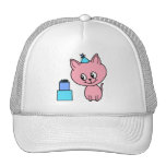 Chaton rose doux utilisant un chapeau d'anniversai casquette de camionneur
