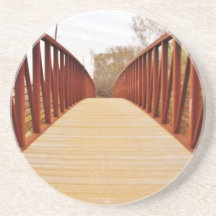 Chemin rouge de pont dessous de verre
