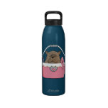 Chien mignon dans le panier bouteilles d'eau