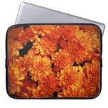 Chrysanthèmes d'orange du feu housses ordinateur portable