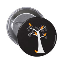 Cinq oiseaux oranges dans un bouton d'arbre badge