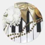 Clavier de piano ou d'organe et oeillets blancs adhésifs ronds