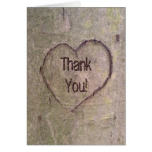 Coeur découpé dans l'arbre, nature romantique fait carte