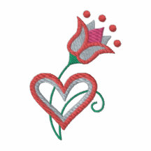 Coeur rose et chemise brodée par fleur