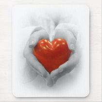 Coeur rouge dans des mains, je t'aime forme