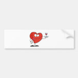 Coeur rouge heureux servant un verre de vin rouge autocollant pour voiture