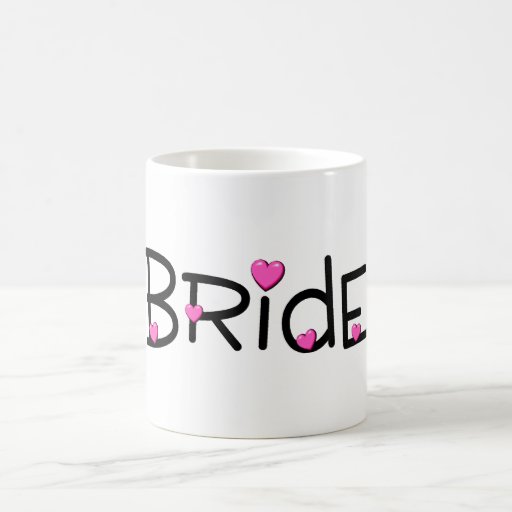 Coeurs roses de jeune mariée tasse