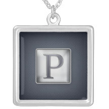 Collier argenté de bouton de P