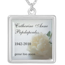 Collier de mémorial de fleur blanche