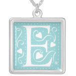 Collier de monogramme de coeurs - lettre E