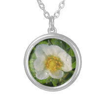 Collier " Fleur de fraisier "