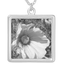 Collier noir et blanc de fleur