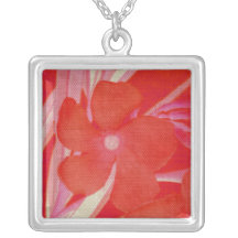 Collier rouge de fleur