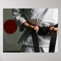 Combattant du Taekwondo tendant la ceinture