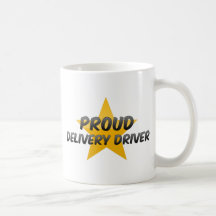 Conducteur fier de la livraison mugs à café
