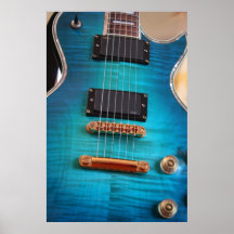 Corps et chiffre de guitare dans le bleu posters