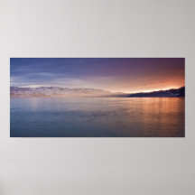 Coucher du soleil de rive d'un lac d'Okanagan Posters