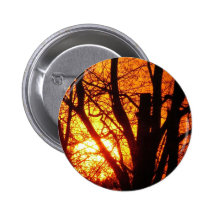 Coucher du soleil jaune par des arbres badges avec agrafe