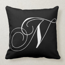 Coussin décoré d'un monogramme de concepteur blanc