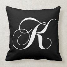 Coussin décoré d'un monogramme de concepteur blanc