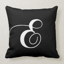 Coussin décoré d'un monogramme de concepteur blanc