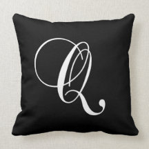Coussin décoré d'un monogramme de concepteur blanc