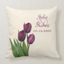 Coussin pourpre d'anniversaire de 3 tulipes