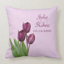 Coussin pourpre d'anniversaire de 3 tulipes