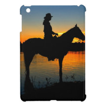 Cow-girl dans cas d'iPad de coucher du soleil le m