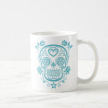 Crâne bleu de sucre avec des roses tasse