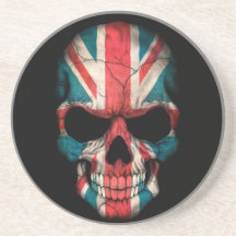 Crâne britannique de drapeau sur le noir dessous de verre