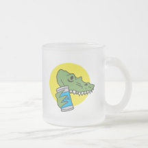 crocodile drôle avec de la bière mugs