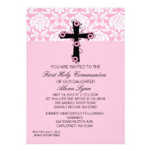 Croix rose de damassé avec l'invitation de communi
